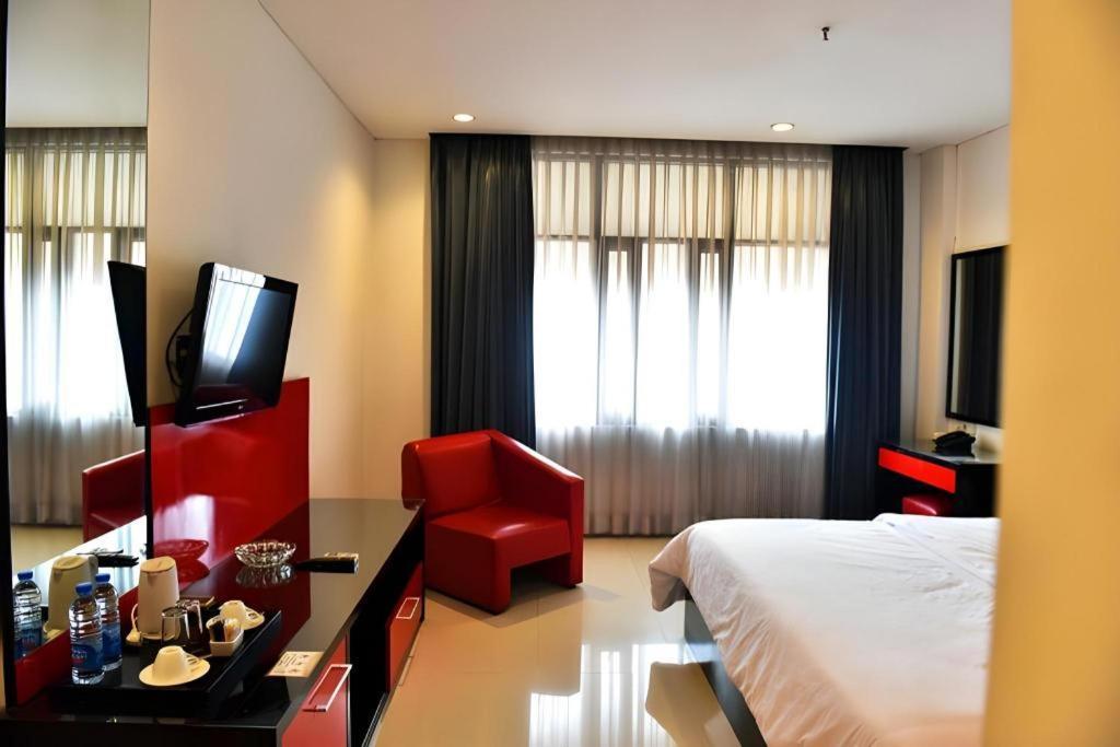 Hotel Cemerlang Бандунг Екстериор снимка