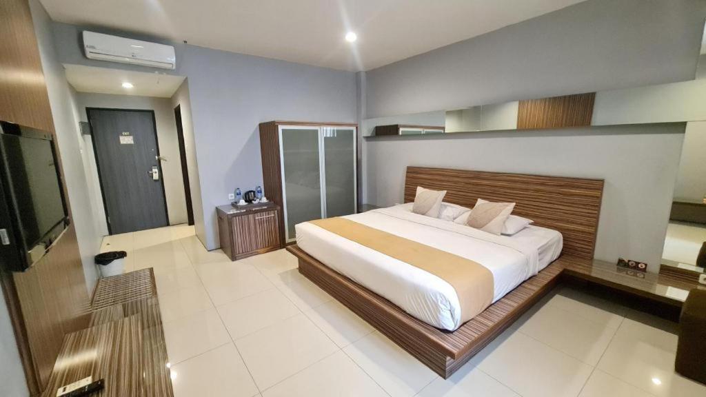 Hotel Cemerlang Бандунг Екстериор снимка
