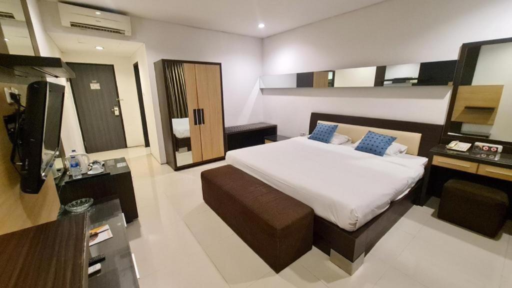 Hotel Cemerlang Бандунг Екстериор снимка