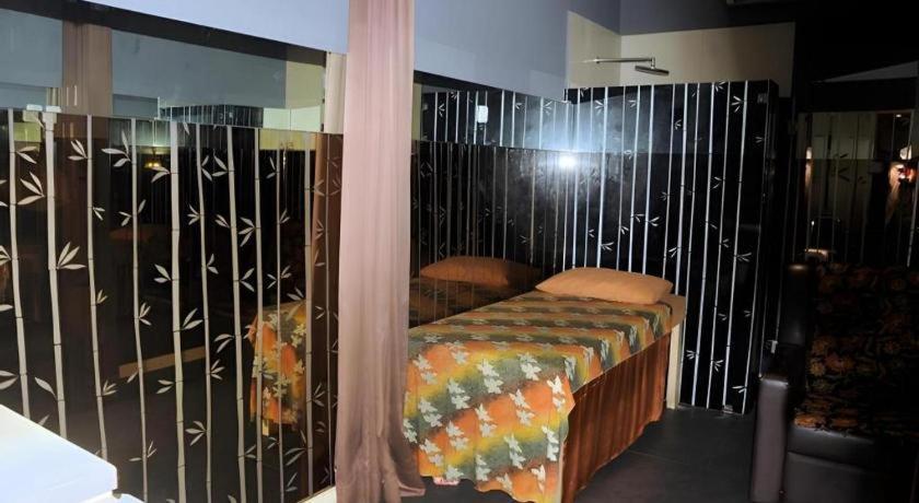 Hotel Cemerlang Бандунг Екстериор снимка